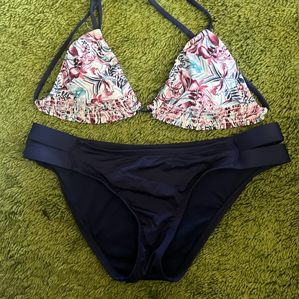 Gorgeous bikini, pattern top, plain navy bottoms, great condition